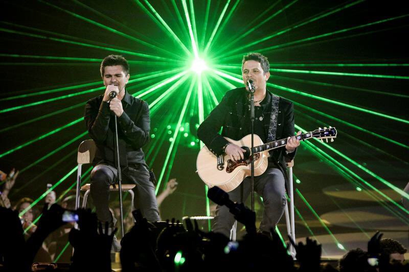 AlejandroSanz's tweet photo. Los amigos están en los escenarios pero también en casa 🙏🏻 Por eso @Juanes me acompañará el domingo 15 a las 9:30pm(CET) en #LaGiraSeQuedaEnCasa retransmitida por @YouTubeEspanol #YoMeQuedoEnCasa #JuanesParaTodos @JulioReyesMusic @MiamiAHAcademy 
👉 https://t.co/L9QDLQpXan https://t.co/RWjI1IeT7Q
