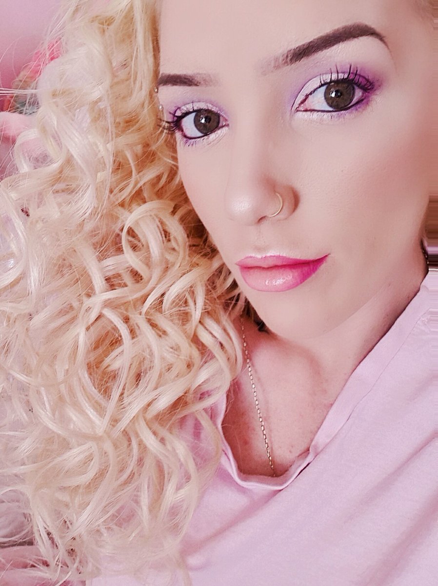 Some purple & White eye shadow and bold lips. Morphe ice fantasy palette.
#purpleeyes #blonde #curls #nisepiercing #boldlips #eyebrows #pink #eyes #morphe #icefantasy