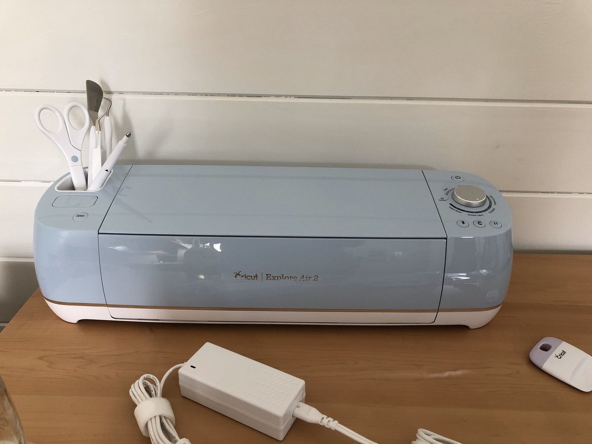 krystenbg's tweet photo. Taking crafting to the next level #cricut #exploreair2 #craftingonthecape https://t.co/WYuOtkoKmz