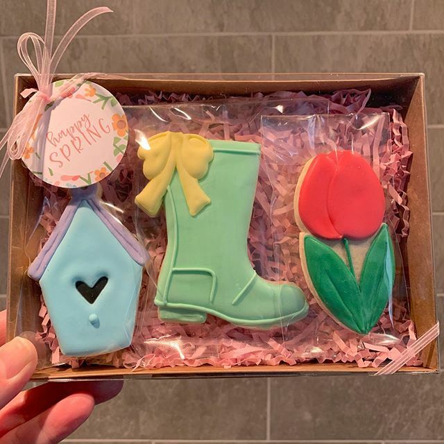 d_grubs's tweet photo. How cute are these cookies from @bardellinis 
Thanks to @calliopepaperie for hosting this cute little pop up https://t.co/Rv9e150hl1 https://t.co/d5XnimWpsh