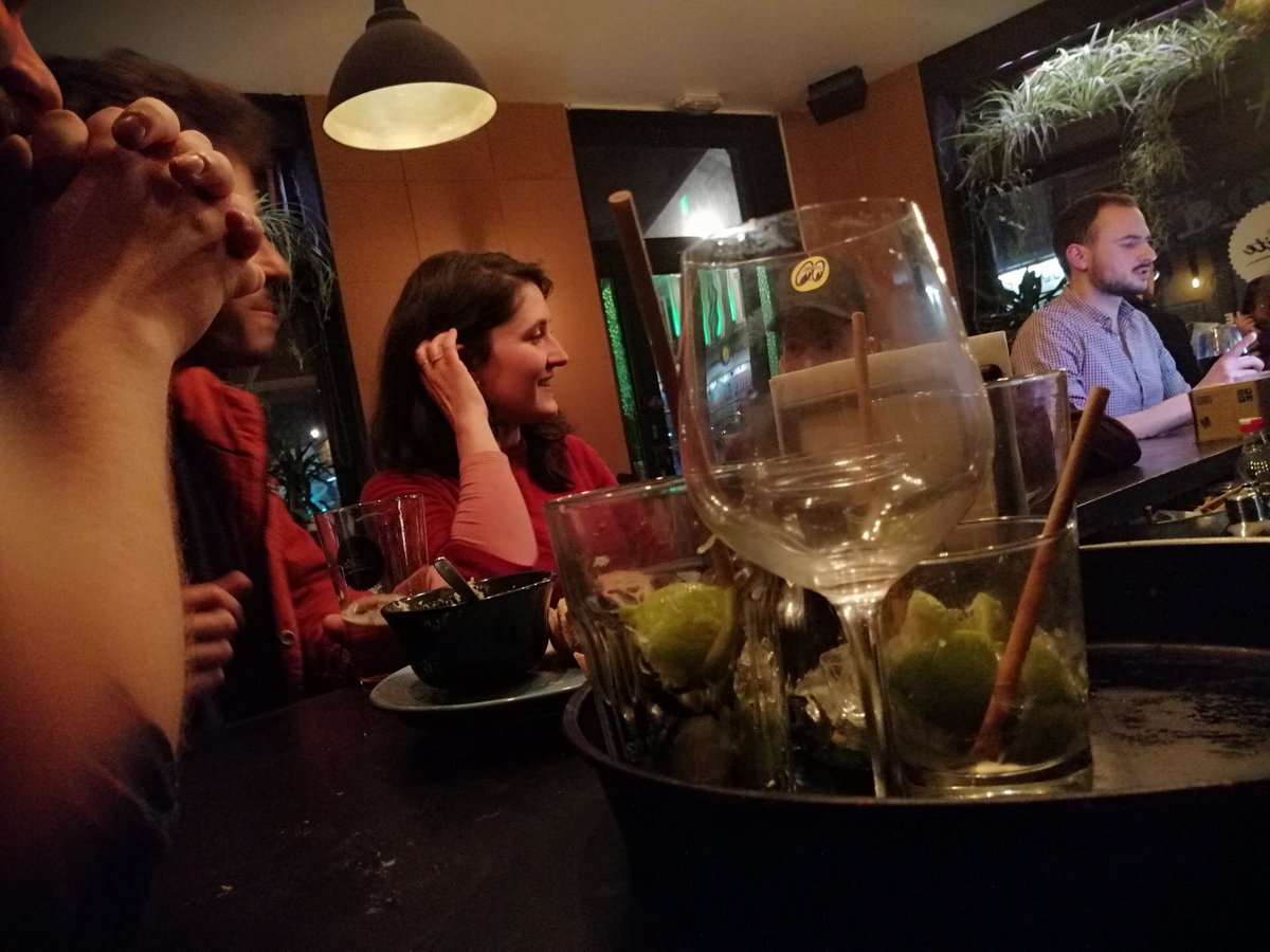 m6info's tweet photo. #coronavirus A Lille, dernier verre avant la fermeture des bars à minuit.  Ce soir , les clients  comprennent les mesures de précaution mais ne changent tjrs pas leurs habitudes.Les gérants ont un peu de trésorerie et disent qu’ils « ne tiendront pas longtemps » @michelmanu https://t.co/haMoqyyzSv