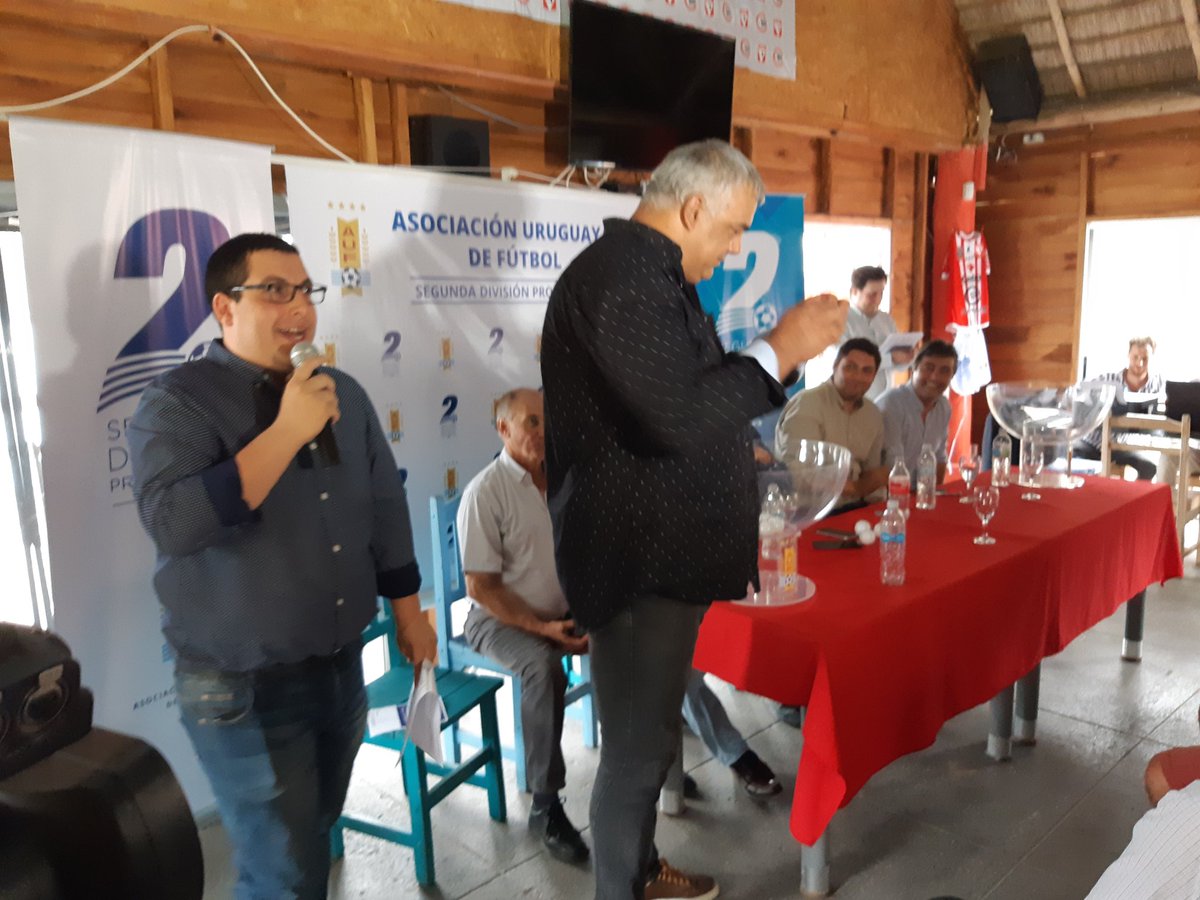 SportivoCerrito's tweet photo. #Sorteo2020

El dirigente Alfredo Pintos retirando la bolilla con la cual nuestra institución participó en el sorteo del fixture realizado este mediodía en Tacuarembó.

Grande clavo!

📸 @elascensouy

#VamosCerrito🔰 https://t.co/dnTGkBtaTY