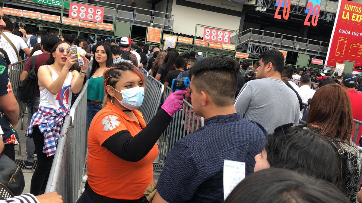 ElFinanciero_Mx's tweet photo. Así se realizan las pruebas de temperatura corporal para detectar uno de los síntomas del COVID-19 en los accesos del #ViveLatino. Fotos por Alejandro González. https://t.co/35p4QJet6j