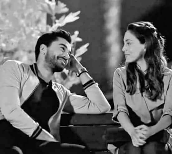 عندما يمر الهوى عليك 
   ويخطف النوم من عنيك 
     وتسأل نفسك مين سرق قلبى 
        يا ترى ام العيون العسلى 
           عيونها كلها امان 
              حتى رموشها جنان
                 شغلت فكرى فى لحظة
                     ذات العيون ما شفت
                         انا جمالهم