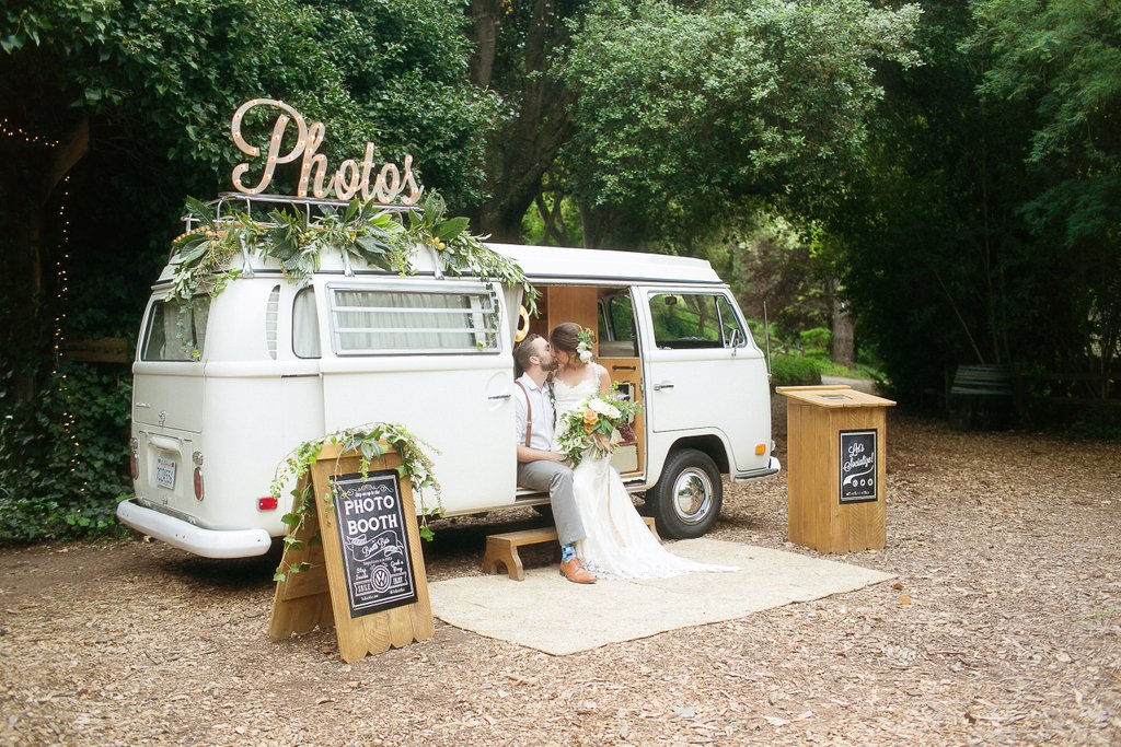 TheBoothBus's tweet image. In the darkness, we can see a light. The light from people loving people. Light from helping hands, comforting words and a sense of shared humanity. ⁠
⁠
And when this passes, which it will, we will be here to ⁠
celebrate all that is beautiful in life and love. ❤️⁠