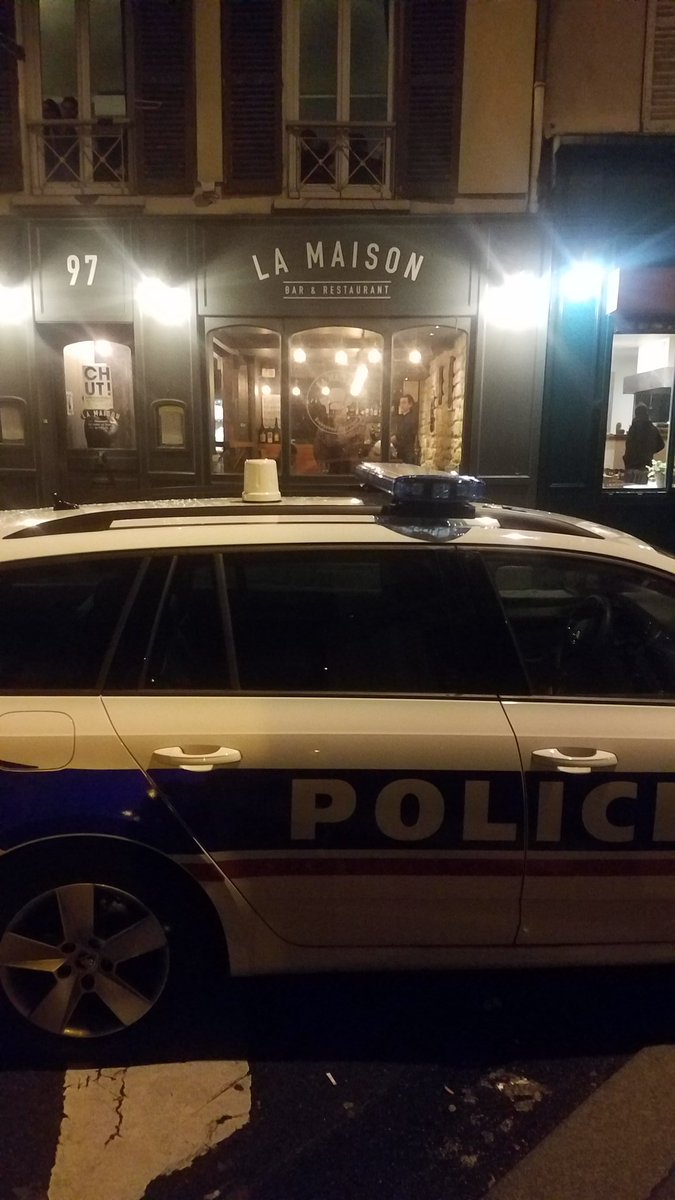 ubellier's tweet image. 00h 07 rue des Dames a Paris, une voiture de police débarque dans cette rue très très animée. Les patrons du resto sortent.
Les flics : "C'est les instructions, on vous  demande de fermer le plus rapidement possible"
-laissez nous au moins une demi heure" répond le patron