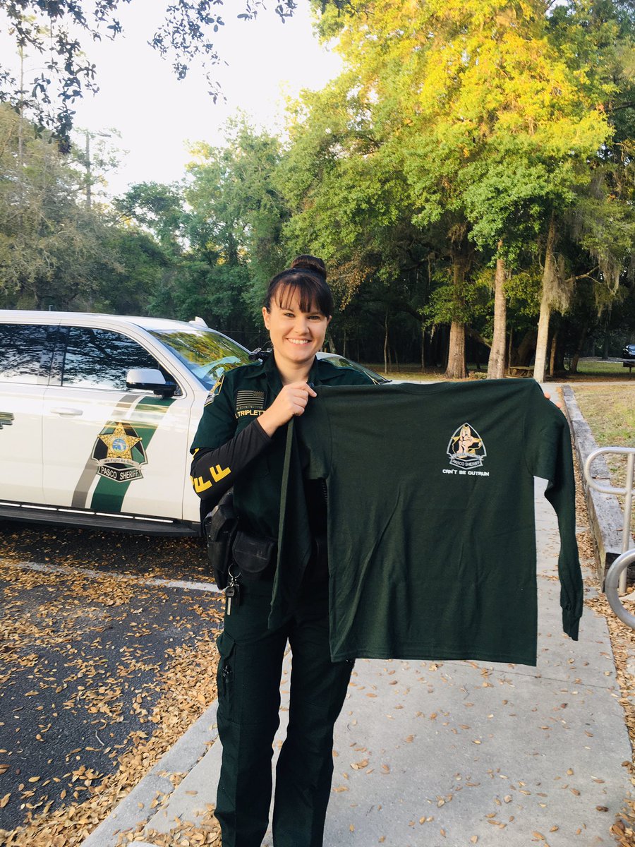PascoSheriff's tweet image. GIVEAWAY!!! 🚨🚨🚨

For every 100RTs this post gets by the end of tonight’s #TweetAlong, 1 follower will win a long sleeve K9 shirt and K9 cards! Let’s see how many winners we can get! 

Good luck! 👍😁