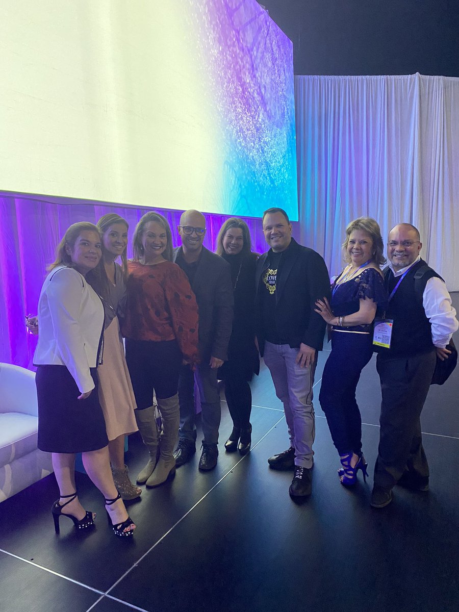 FUCEMEinfo's tweet photo. Excelentes amigos y profesionales reunidos en el 17 Congreso Mexicano de Medicina Estética #fuceme https://t.co/xHHBRXxH0m