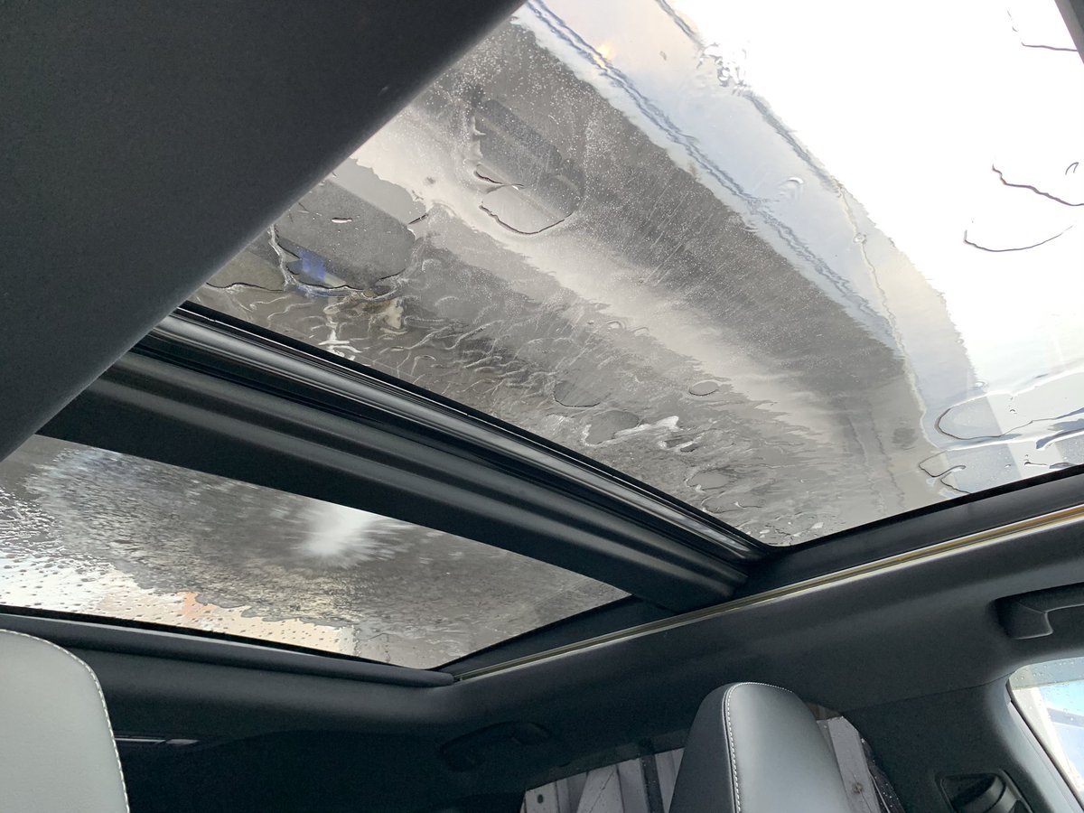 初めて洗車機入れた😭
手洗い一択やったけど寒いし許してね🤢