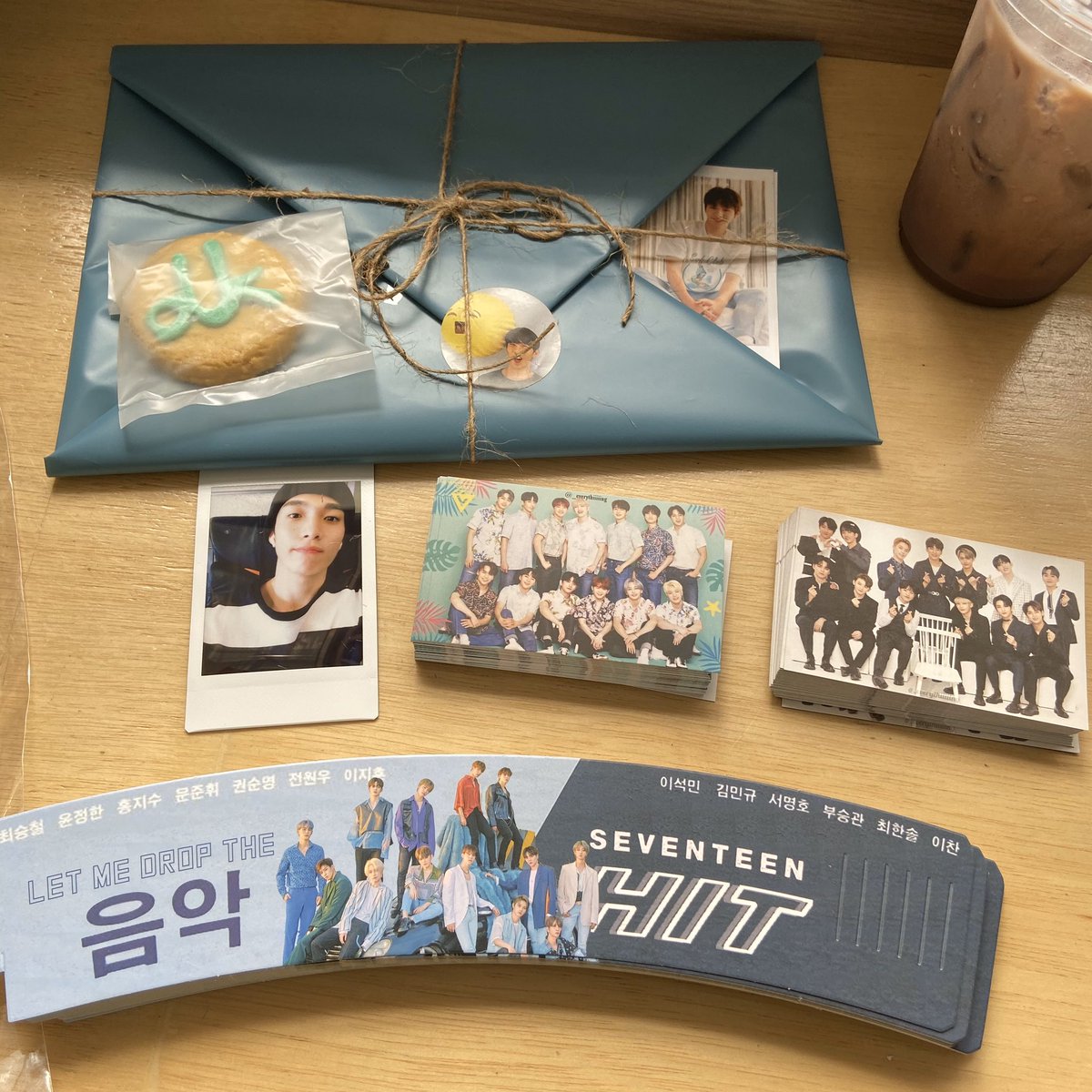 _Everythiiiiing's tweet photo. CARATs๐
I have arrived at #FlyWithDK
Seating outside now, come & meet me here ๐
โ ๏ธ Only for those who donโt have it
๐ฆ Say hi upon collection of freebies
โ
Available for trading, kindly to dm
โค๏ธ Like & RT check https://t.co/b8i01BbE5w
