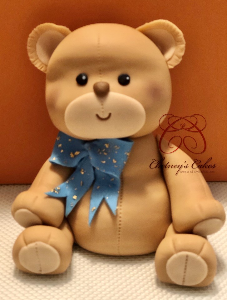 ChetneysCakes's tweet photo. Poppa Bear is just as adorable 😍 Edible #TeddyBear made from fondant by yours truly 💕 #ChetneysCakes https://t.co/J0tlKORI9I