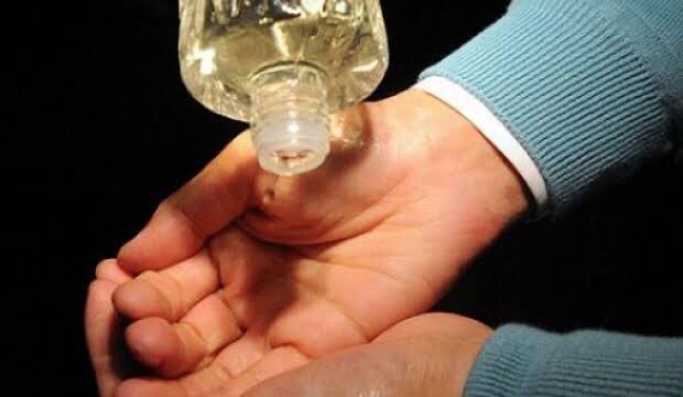 Eve gelen misafirlere önce kolonya tutma adeti, meğer insanları nazikçe dezenfekte etme yöntemimiymiş. İnceliğe bakar mısınız..