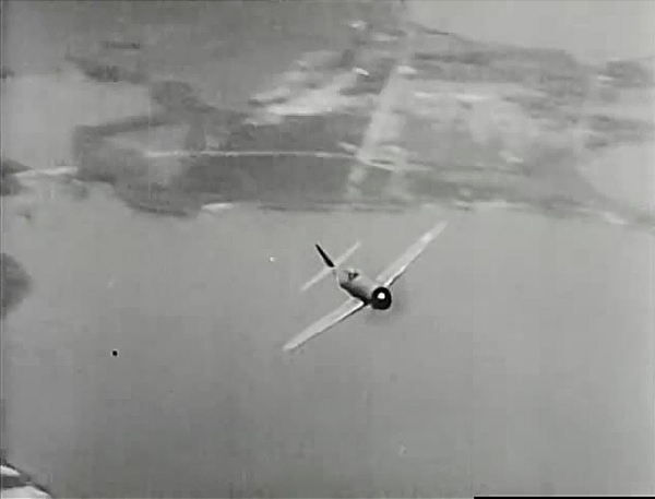 リパブリック社が1943年に製作した搭乗員向け映画教材「How To Fly The P-47-High Altitude Flight and Aerobatics」。1段目機械式・2段目ターボの過給システムや急降下など空中機動の解説、そして空撮によるレイザーバックP-47Dの機動と見所満載だけど、最初はキスシーンから始まるぞ!ww