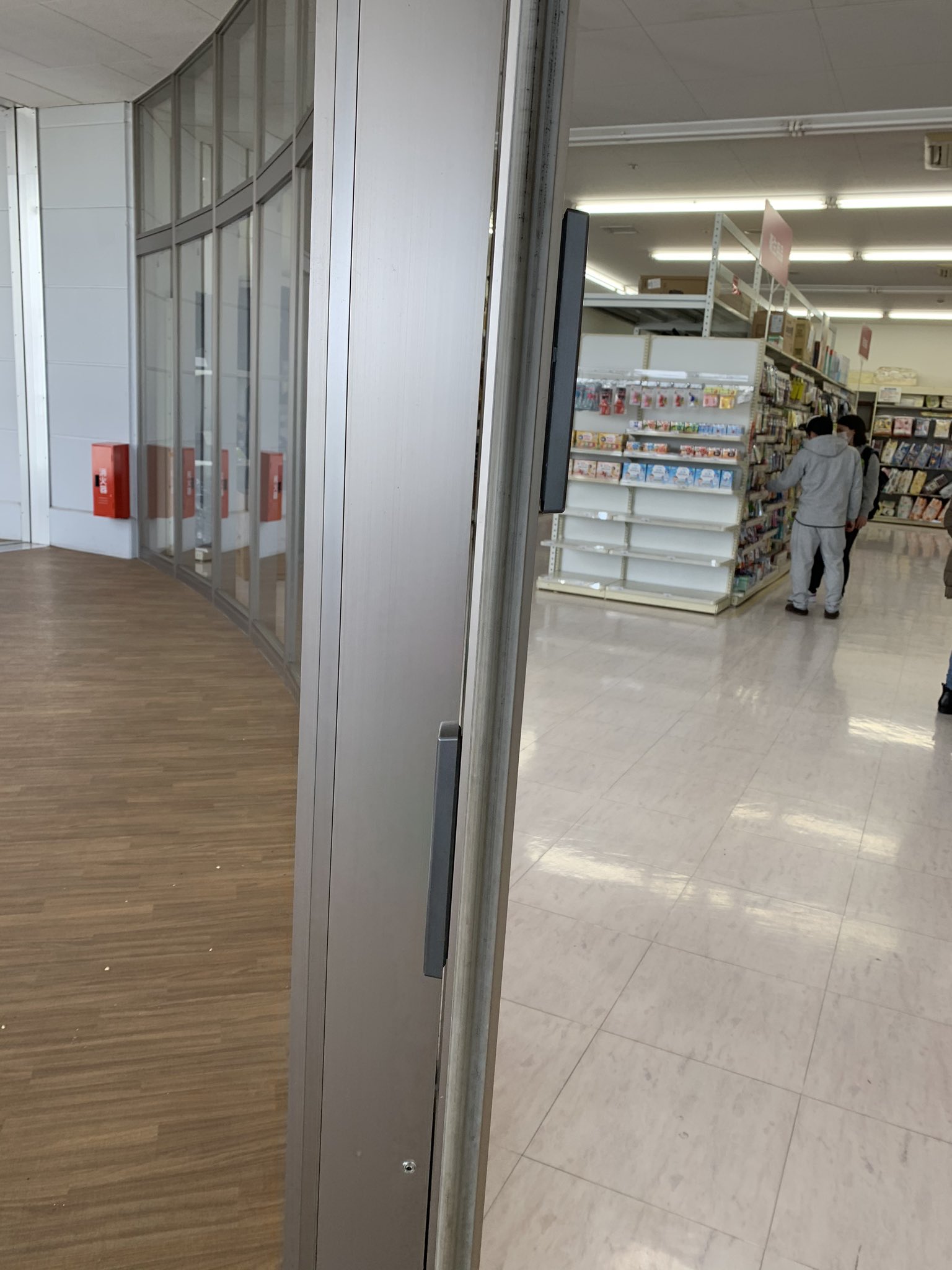 わたすけ だれかと オンラインコワーキングスペース 開発中 西松屋の子どもが逃げ出せないように出口側だけ位置が高くしてある ドア開閉ボタンを見るたび さすが西松屋 信頼できるぜ って気持ちになる T Co Tlgrnrk5m3 Twitter