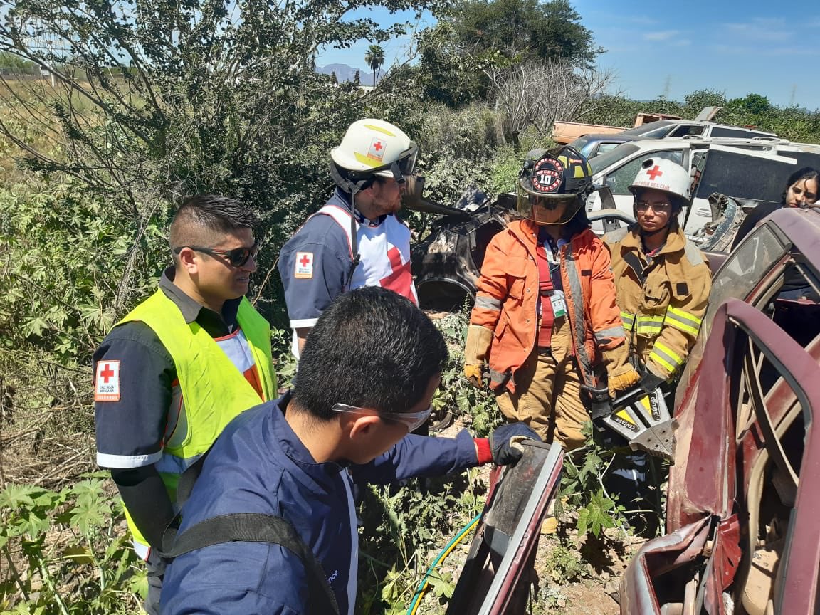 cruzrojamochis's tweet photo. #Entérate ㅣEl día de hoy nuestros alumnos del #ENTUM futuros paramédicos de nuestra institución realizaron práctica de extracción vehicular con éxito, así seguimos formando más héroes sin capa y que salvarán muchas vidas. 🚑 ⛑ https://t.co/d3CBBjBgK4