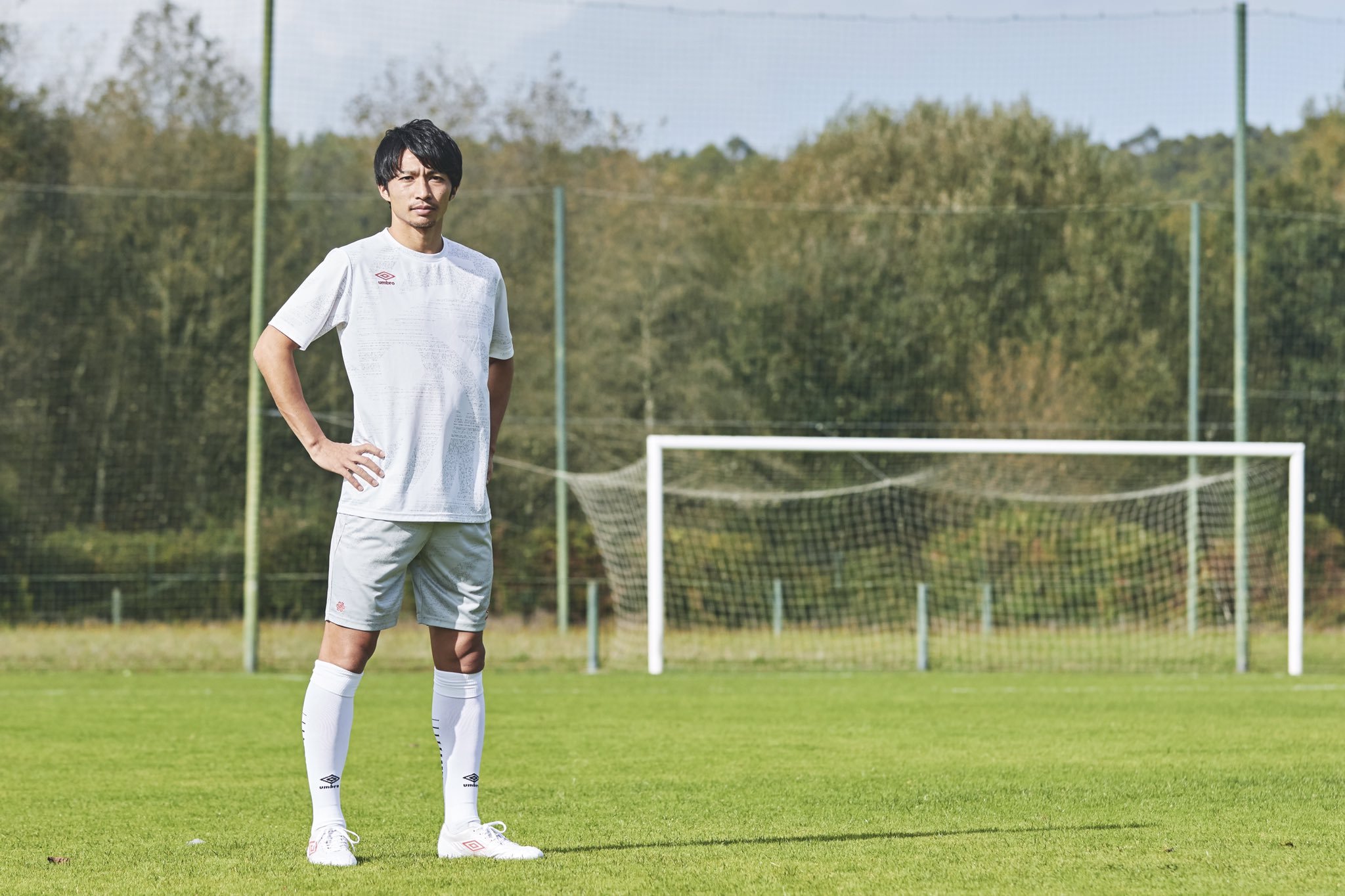 טוויטר 公式 Umbro Japan アンブロ בטוויטר 柴崎岳選手とのコラボレーションモデル U By Gaku スパイクは Accerator をベースにしており かかと部分にオリジナルの桜模様をモチーフにしたマークが施されています その他の商品はプロフィール欄のurlより