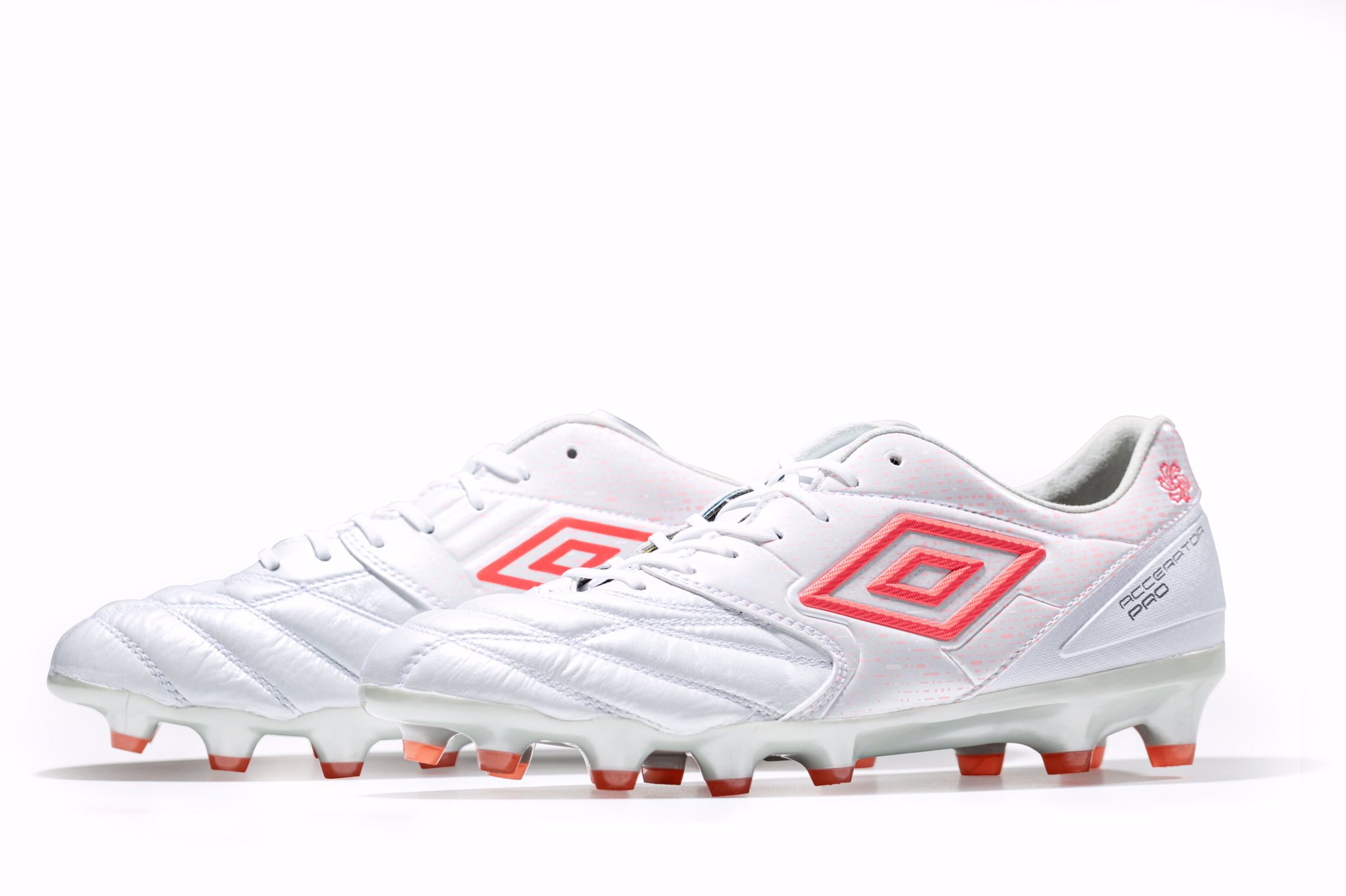 公式 Umbro Japan アンブロ 柴崎岳選手とのコラボレーションモデル U By Gaku スパイクは Accerator をベースにしており かかと部分にオリジナルの桜模様をモチーフにしたマークが施されています その他の商品はプロフィール欄のurlよりご確認