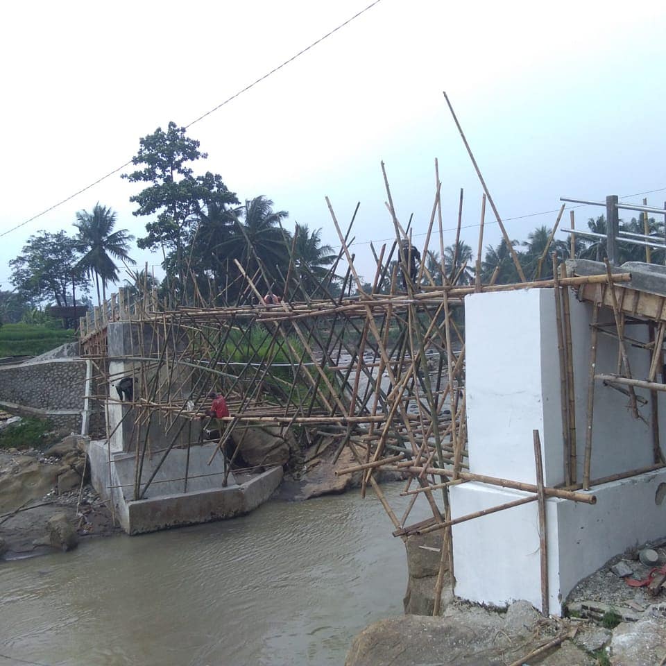RelawanKampung's tweet photo. Persiapan mendudukkan bentangan besi WF di Jembatan Jasinga. Semoga dimudahkan dan tanpa hambatan... aamiin. #RelawanKampung https://t.co/yyvmAid1Pk