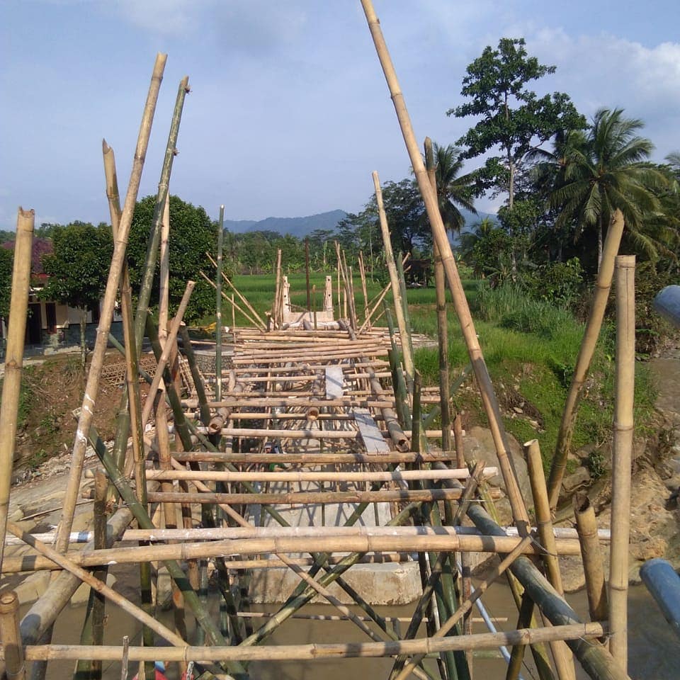 RelawanKampung's tweet photo. Persiapan mendudukkan bentangan besi WF di Jembatan Jasinga. Semoga dimudahkan dan tanpa hambatan... aamiin. #RelawanKampung https://t.co/yyvmAid1Pk