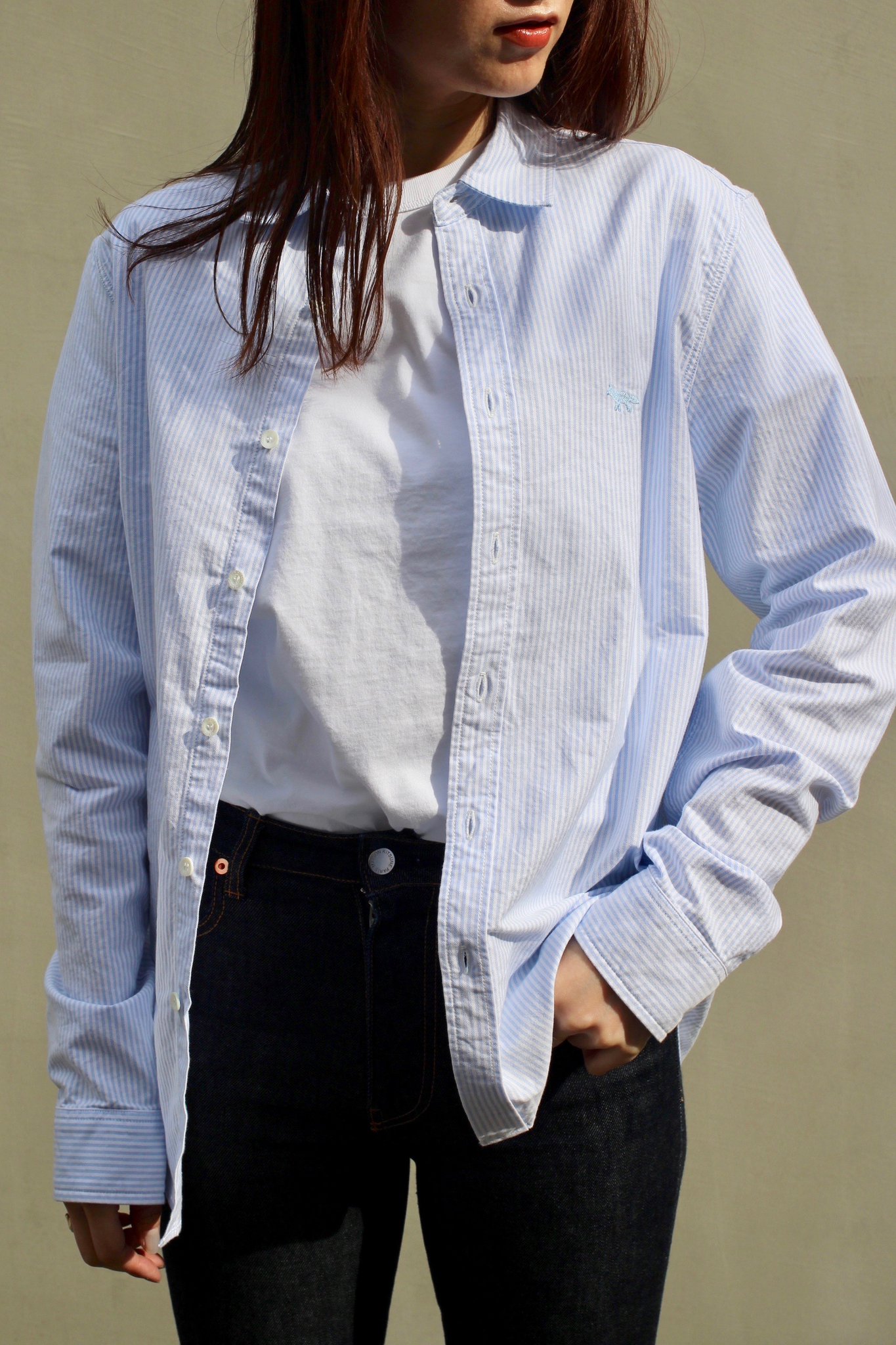 Maison Kitsune Japan 日本限定の Oxford Washed Casual Shirt 大きめのサイズ感 で Tシャツの上から羽織ってカジュアルに着こなせる一枚 4色展開でサイズはxxsからxlまでございます あなたにぴったりな一枚を見つけてください