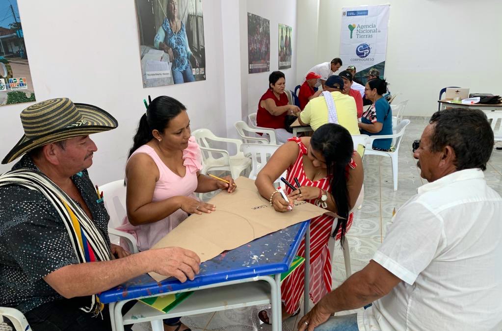 AgenciaTierras's tweet photo. En la @AgenciaTierras no paramos.
Nuestros funcionarios se han desplegado este fin de semana por los departamentos de Antioquia, Caquetá, Guaviare, Casanare y Sucre, adelantando espacios de diálogo con campesinos que se encuentran en el proceso de adjudicación de baldíos.(1/2) https://t.co/1xXq0crGZZ