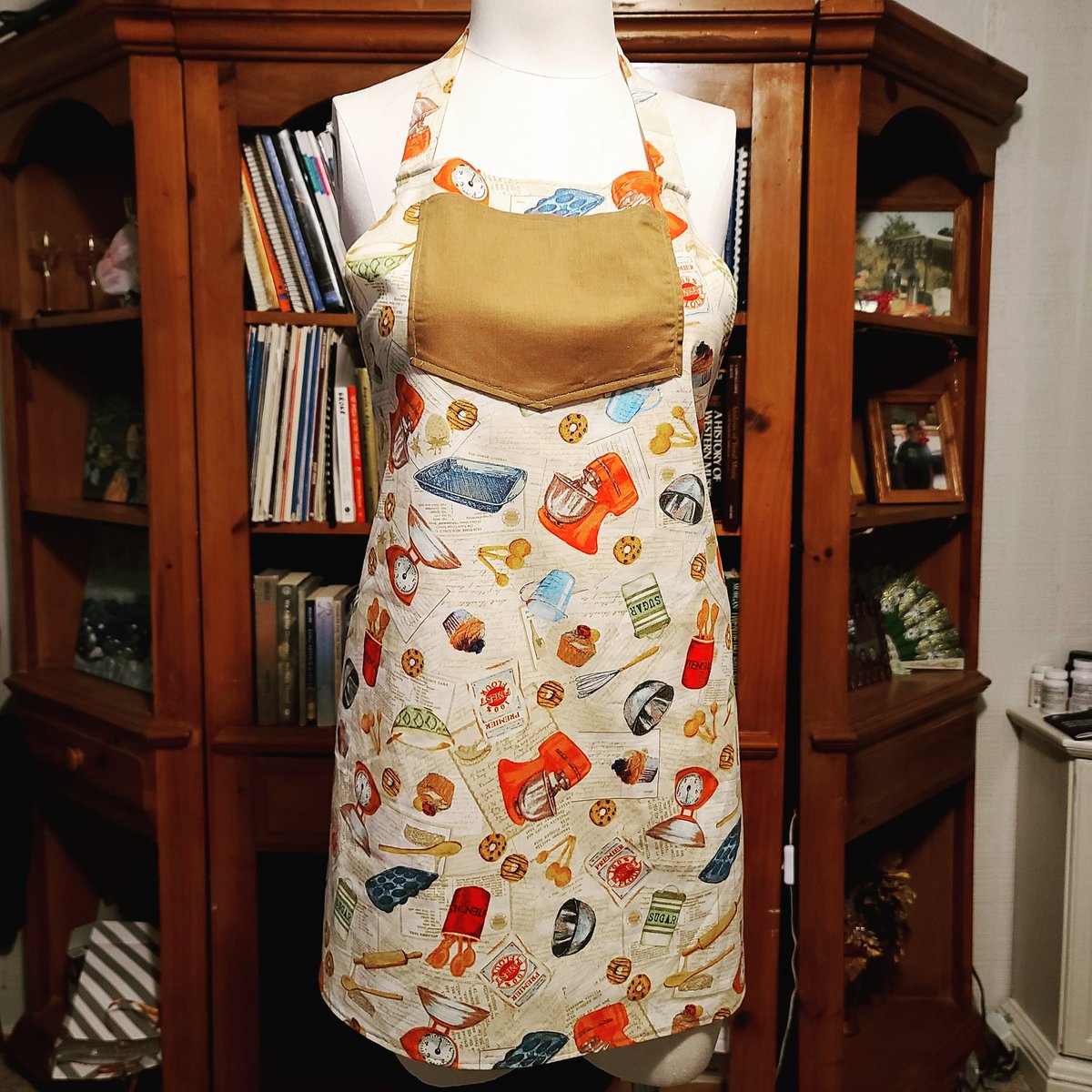 SopranoSewist's tweet photo. 1 down 6 to go #SocialDistancing #insewmnia #sewingjourney #comissions #bakeryproject https://t.co/4ZK0VSk5ve