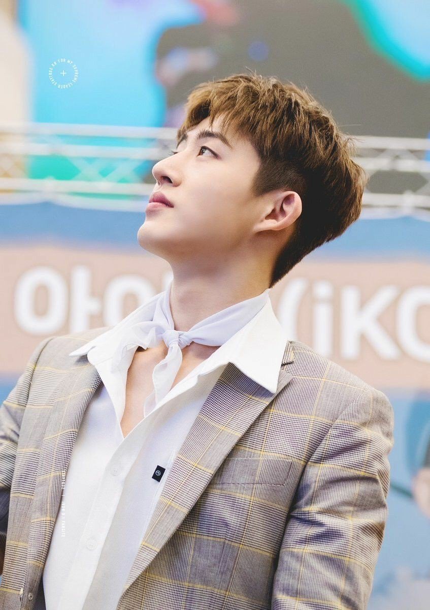 im_YourMirror's tweet photo. #PoemForHanbin
You like a sun on the blue sky
Filled with clouds but you shines through
To all the places i wanna go fly
I will still choose to crash landing on you
#CrashLandingOnHanbin https://t.co/i5T24lJMMA