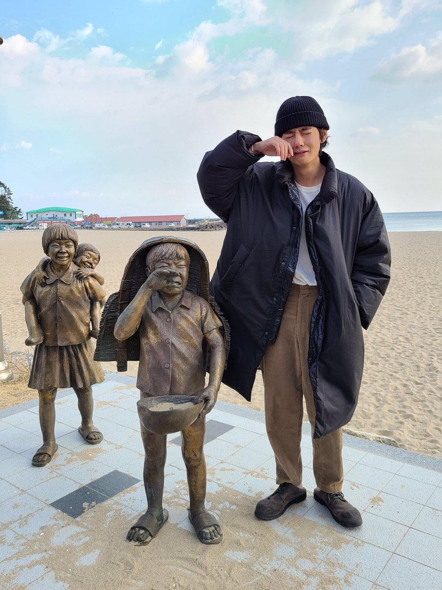 lovlysprings's tweet photo. [📸] 

Taehyung pergi ke "Pantai Naksan" di Kabupaten Yangyang, Provinsi Gangwon, Korea Selatan.  Itu terletak di pantai timur Korea.  Ada pantai yang indah. 

©choi_bts2
#방탄소년단 #BTS @BTS_twt https://t.co/Et10Gx8FCY