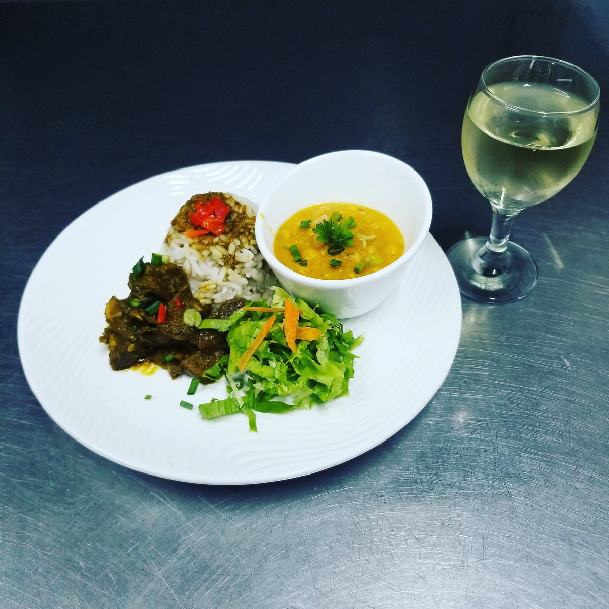 AriaMapau's tweet photo. DINNER IS SERVED
RICE, DHAL &amp; CURRIED GOAT
#deliciousfood #tastyfood #tasty #dinner #dinnertime #food #mapauaria https://t.co/gUu5s5U5BM