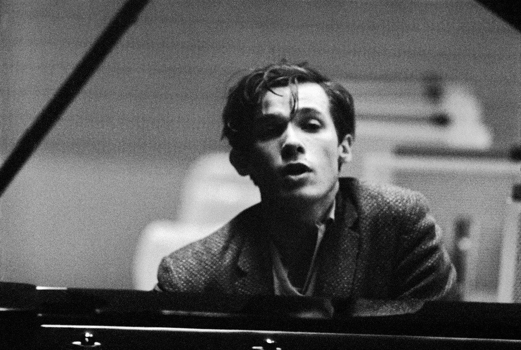 Another Glenn Gould quote:"Solitude fuels creativity, whereas brotherly camaraderie tends to dissipate it. Isolation is the one sure way to happiness."Photo: Erich Lessing, 1957