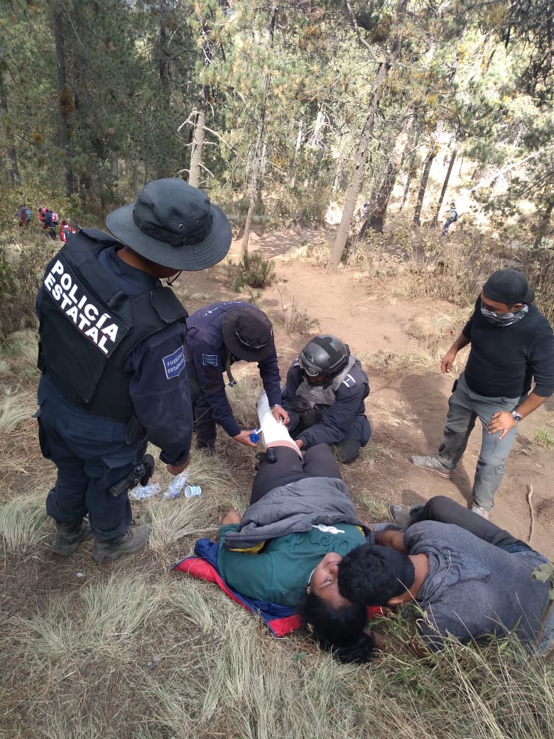 PoliciaSsc's tweet photo. La Policía de Montaña de la #SSCTLX localiza a una persona del sexo femenino en el paraje de"Las Escaleras", que cae de su propia altura y se lesiona la extremidad  izquierda, procediendo a darle primeros auxilios e inmovilizarla, auxiliandola en el descenso
#PorUnTlaxcalaSeguro https://t.co/q07uW1cpci