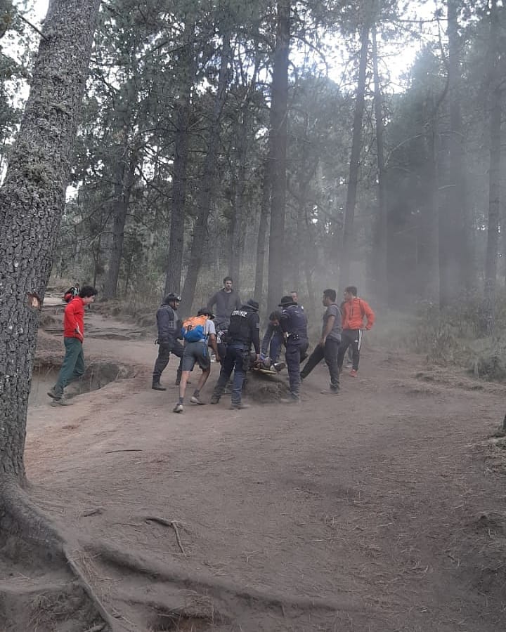 PoliciaSsc's tweet photo. La Policía de Montaña de la #SSCTLX localiza a una persona del sexo femenino en el paraje de"Las Escaleras", que cae de su propia altura y se lesiona la extremidad  izquierda, procediendo a darle primeros auxilios e inmovilizarla, auxiliandola en el descenso
#PorUnTlaxcalaSeguro https://t.co/q07uW1cpci