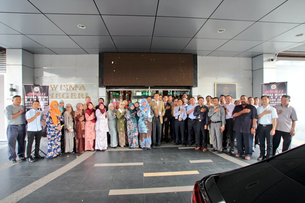 Ayuh!!! Warga Wisma Negeri, bersama2 kita jalankan tanggungjawab sosial bagi mencegah #COVID19.
Tn. Pengarah <a href="/yusufghani200/">تذكرة</a> bersama warga Wisma Negeri hari ini telah memulakan Langkah Kesedaran Mencegah Covid-19 di Lobi Wisma Negeri, Terengganu.
<a href="/DrAhmadSamsuri/">Dr Ahmad Samsuri Mokhtar</a> <a href="/JKRMalaysia/">JKR Malaysia</a>