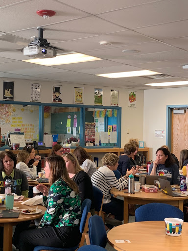 ServingStVrain's tweet photo. #SSTakeover Depth and Complexity is an instructional strategy designed to support all students as they access critical thinking. Here is a recent picture of teachers learning about critical thinking with depth and complexity. #Stvrainstorm #allmeansall https://t.co/UKviTSN1wu
