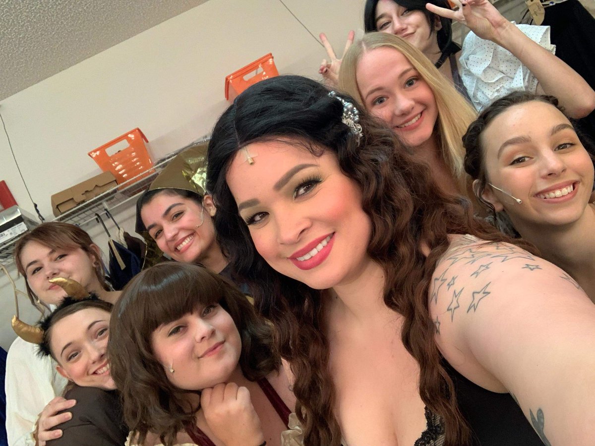 EllianaTroy's tweet photo. Tomorrow is your last chance to see this hilariously talented cast! Show starts at 2! https://t.co/lHTtszNlqF