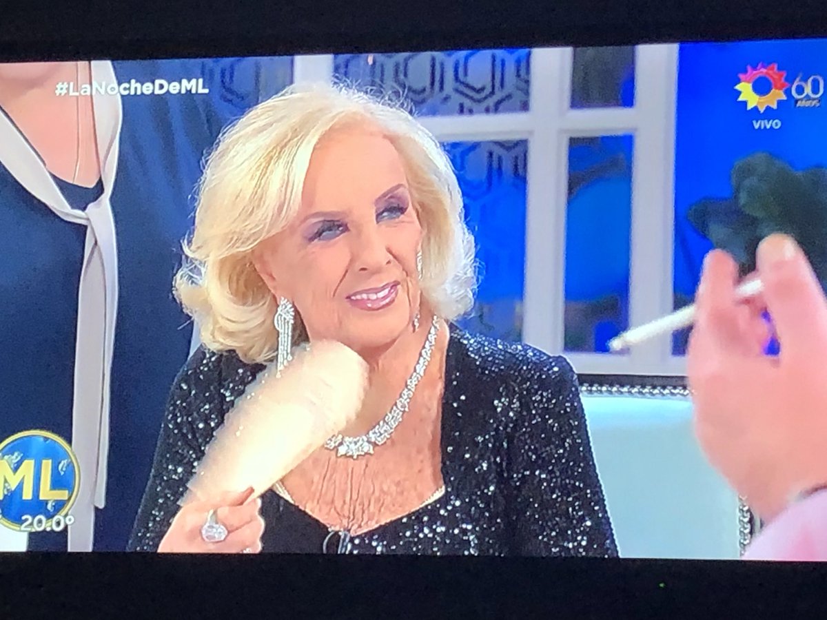 EliBlaus's tweet photo. El pucho, el abanico y el corpiño de Mirta asomando me hicieron la noche! 
.
#LanataConMirtha https://t.co/q6MP2MkKTT