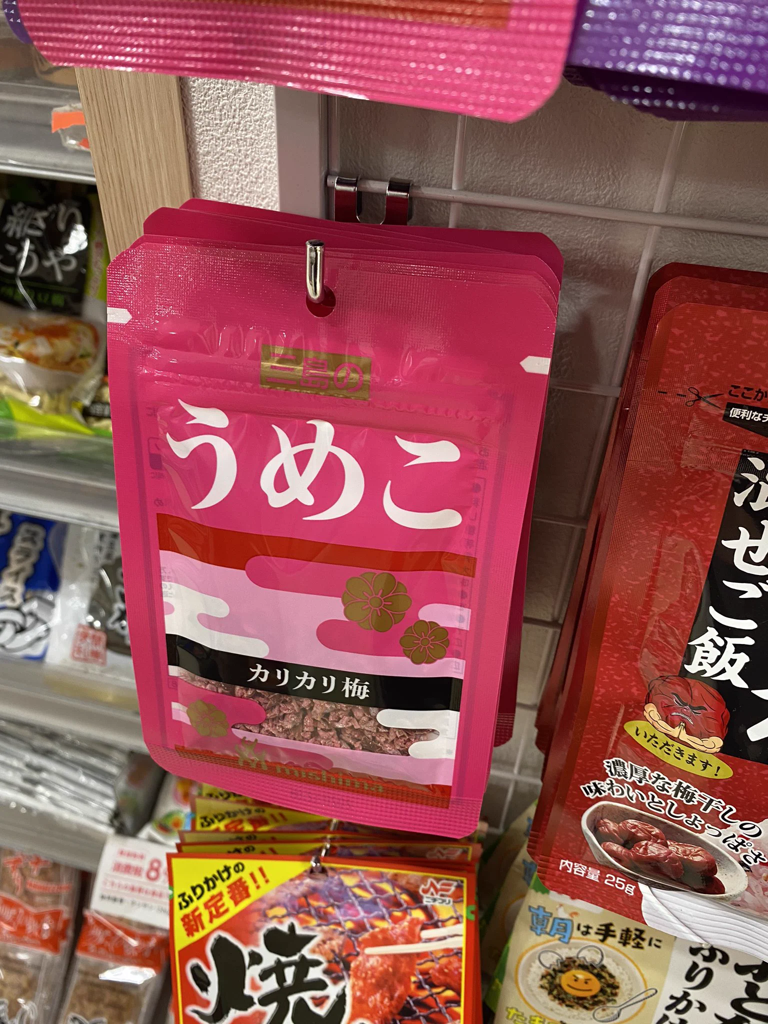 また知らん女いるしww三島のふりかけのネーミングが…www