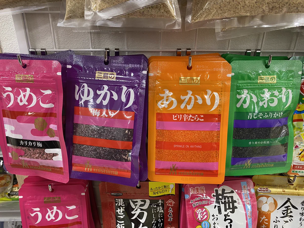 また知らん女いるしww三島のふりかけのネーミングが…www