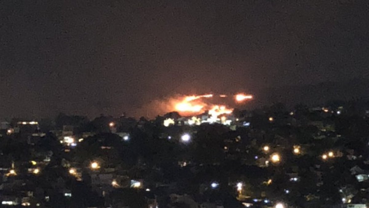 metsul's tweet photo. TEMPO | Incêndio nesta noite no Morro Santana, em Porto Alegre. Fotos de @kareninafb @papaikabangu @domingosms. No começo da semana alertamos que esse sábado seria de extremo risco de fogo em vegetação pela estiagem e o calor incomum de hoje. https://t.co/5fTFVVoaS0