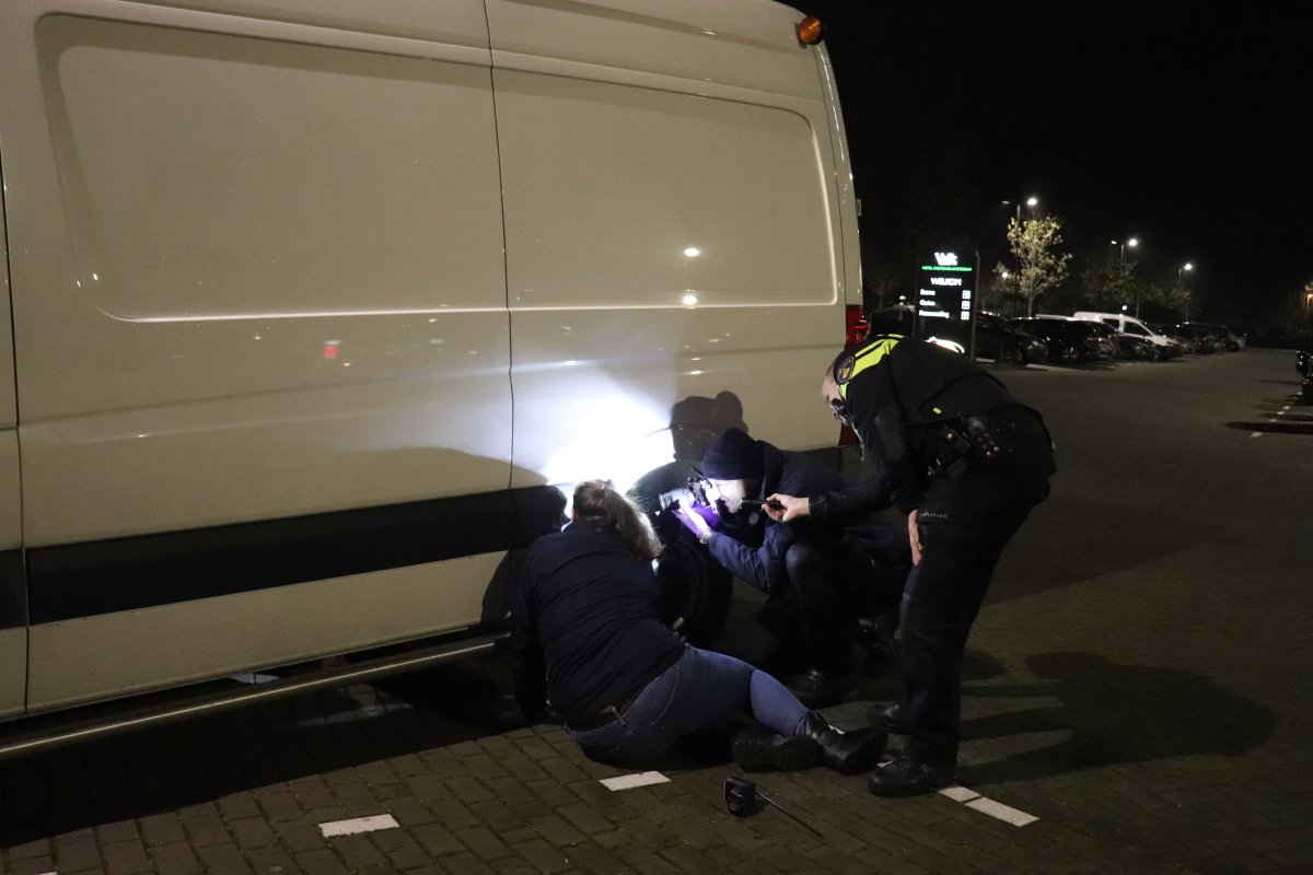 martindamen58's tweet photo. #Politie #schiet meerdere keren gericht tijdens #achtervolging op een bestelbus op Verlengde Stellingweg thv S118 #Amsterdam noord. Voertuig achtergelaten parkeerterrein Van der Valk Hotel Oostzaan. Verm verd aangh? Pol doet onderzoek.@Politie_Adam @POL_Hoofdwegen @POL_ZAW https://t.co/2IhemDRgsN