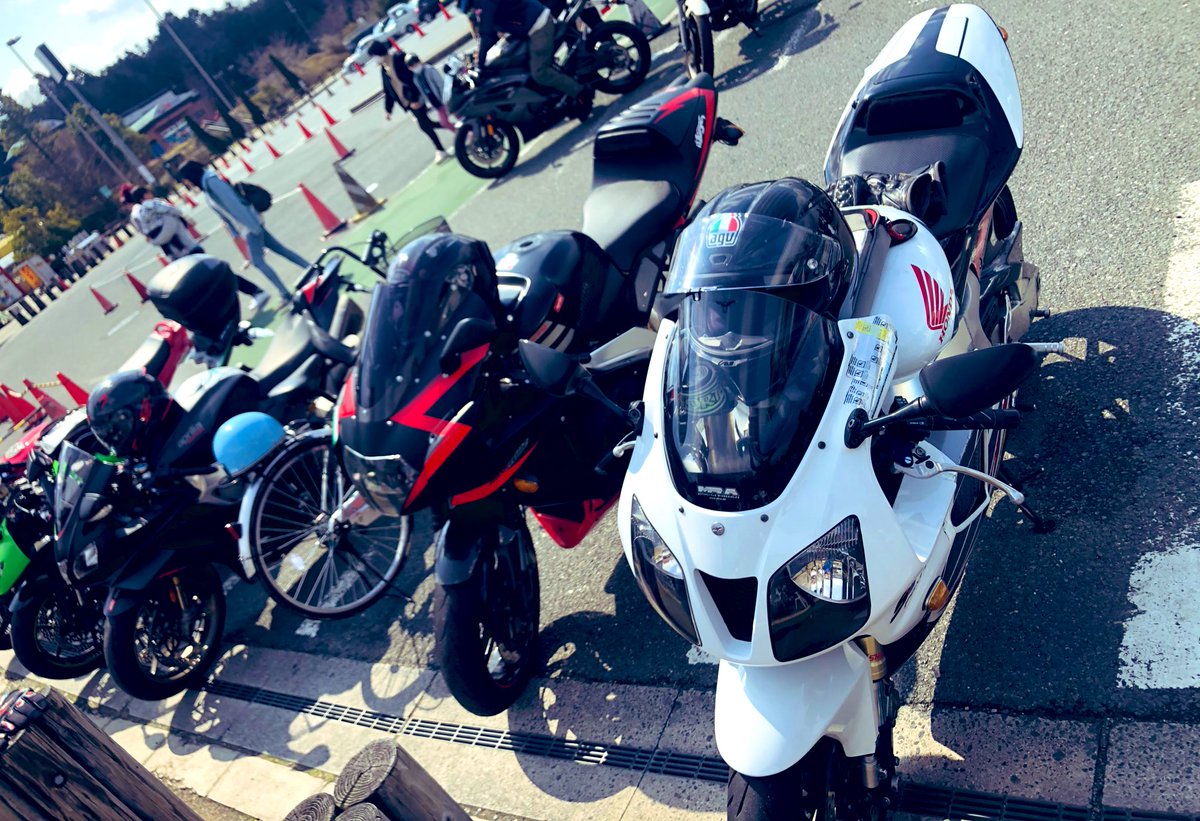 grenzstadt's tweet photo. 針、
トラクションの良さそうなマシンが並ぶ。
#RSV4 #RSVmille #VTR1000SP2
@flog_ver4
@vloodandwhite https://t.co/Jw3y7omXDh