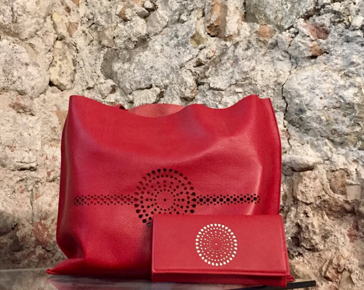 BRACHOWORLD's tweet photo. #BolsasYAccesorios @2ateliermx  Angélica Bracho en Amore Corazón by Karmen Nava #SanMiguelDeAllende #PielVegana #AccessoriesWithMandalas (@ Amore Corazon By Karmen Nava Canal in San Miguel de Allende, GTO) https://t.co/4Com5p1s2A https://t.co/PkzBClLwCp