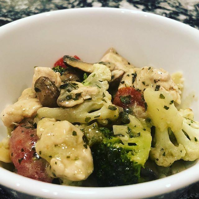 achunkeemunkee's tweet image. More time at home means more food pics. 😋🥦🍲 #pestopasta #practicingsocialdistancing
