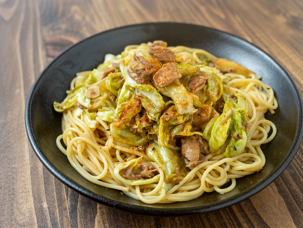 ジョーさん 料理研究家 きこえますか 味ぽんがもし余ったら パスタです パスタにするのです フライパンにオリーブオイル大1 5入れ 薄切りのにんにく1かけ分を炒め キャベツ1 2枚一口大にちぎって加え中火でしんなりするまで炒めたら ツナ缶1缶