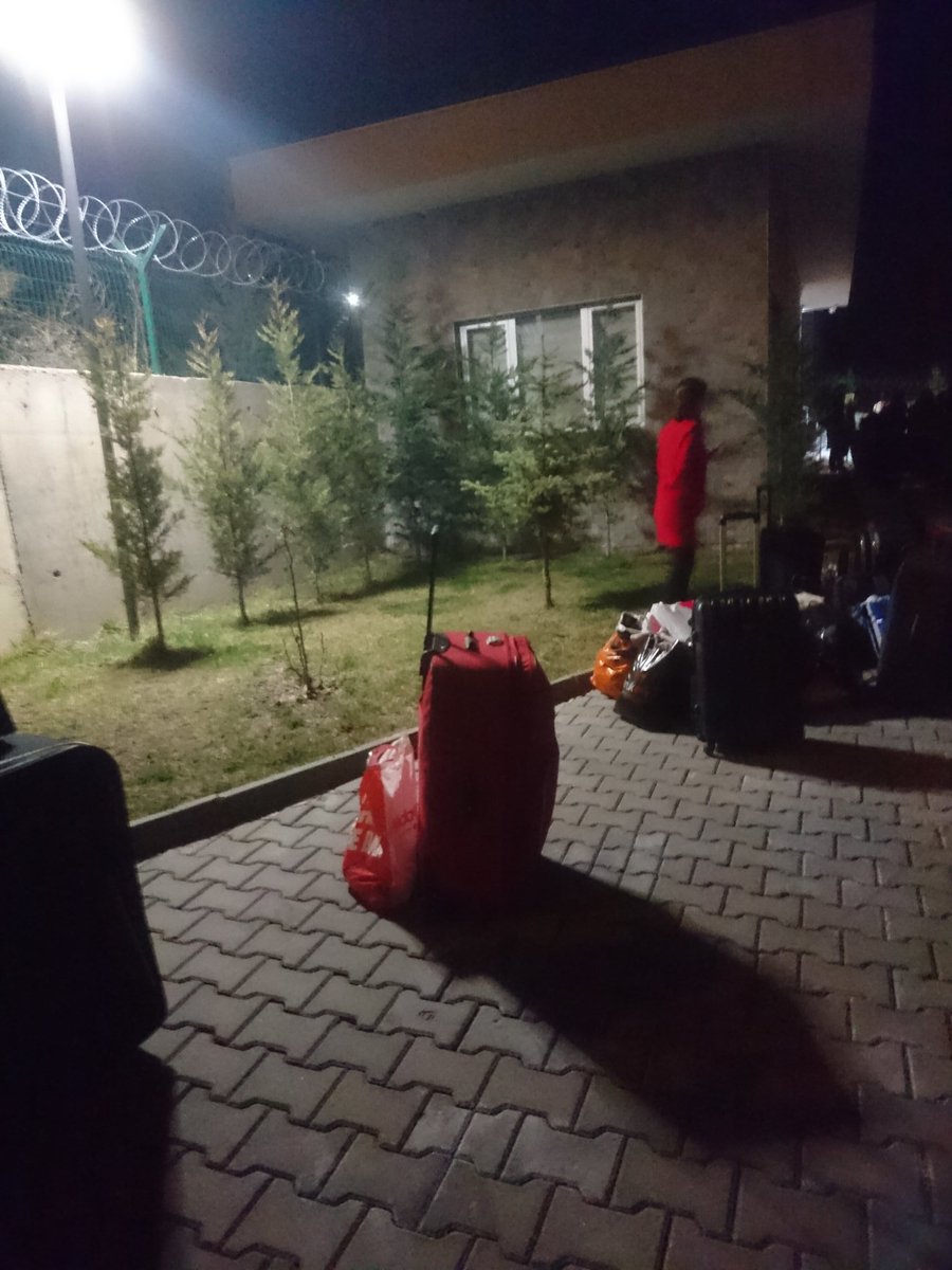 Gece 3de yataklarımızdn kaldırılp 1 saat içinde yurttan çıkın uyarısı aldık.Umreden gelenleri yerleştireceklermiş yurda.. ve o odaları hangi telaşla toparlayıp terkettiğimiz bilmiyoruz uykudan uyandırılıp kovulduk resmen sağlık hani? #UmredenKarantinaya @GSB_KYK <a href="/saglikbakanligi/">T.C. Sağlık Bakanlığı</a>