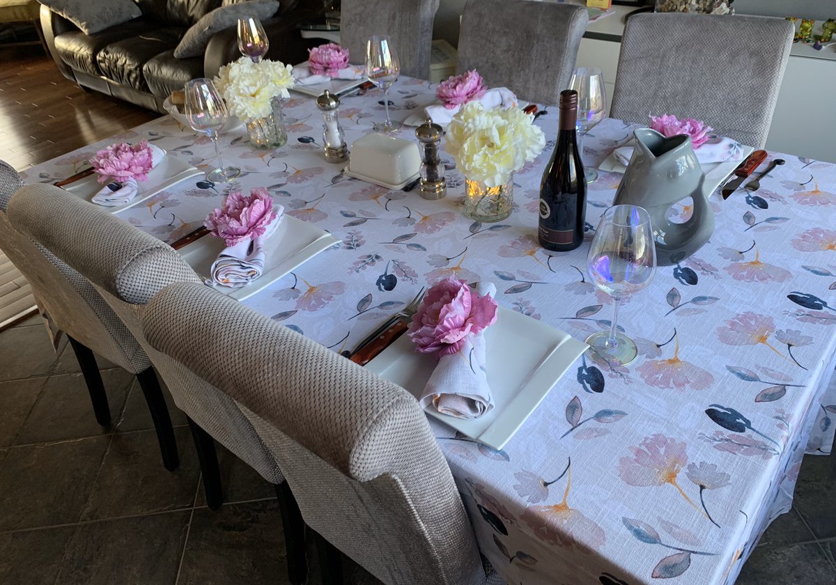 EllenJSim's tweet photo. Amidst the world’s craziness we went to a friend’s for supper and had a lovely evening. #friends #prettytables https://t.co/6jz3Zov23Q