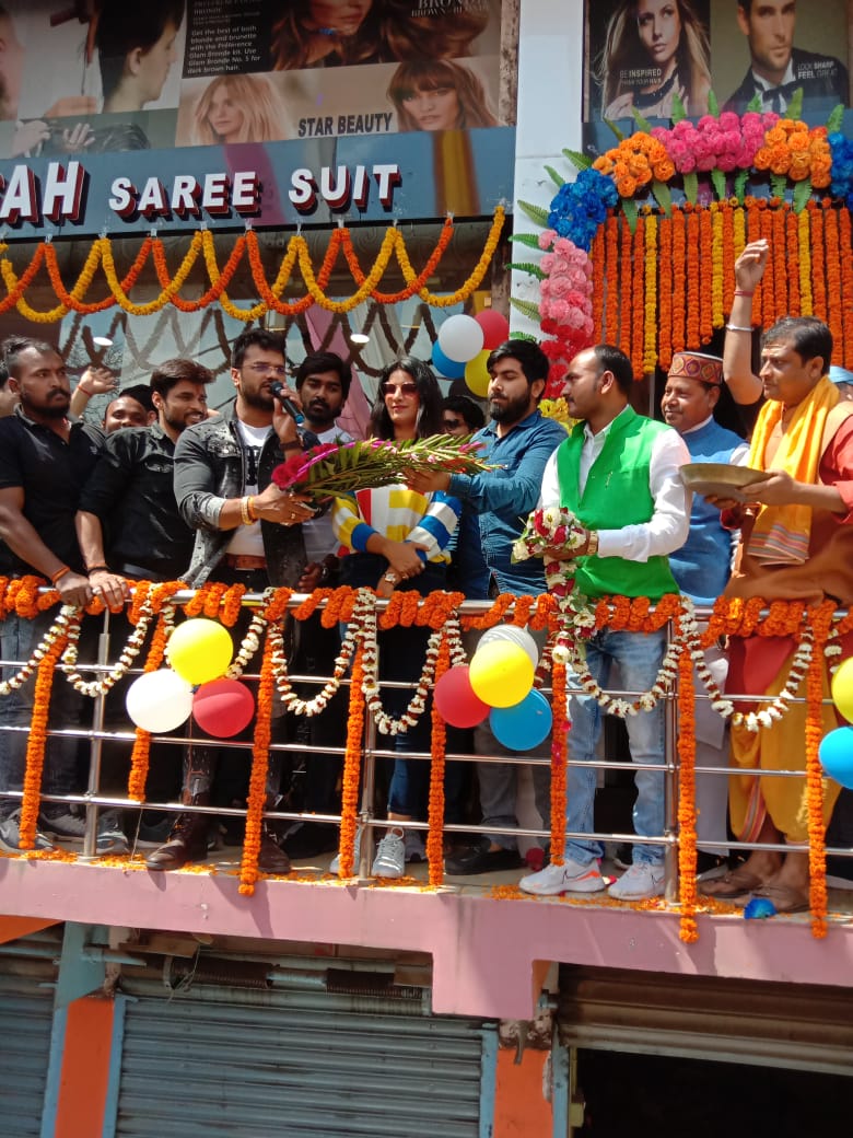 KumarBeshlal's tweet photo. भोजपुरी को विश्व स्तर पर नई ऊचाई को ले जाने वाले भोजपुरी महानायक@khesariLY जी की जन्मदिन की हार्दिक शुभकामनाएं।आप जिओ हजारों साल मेरे बड़े भाई। https://t.co/ywQOpMKsej