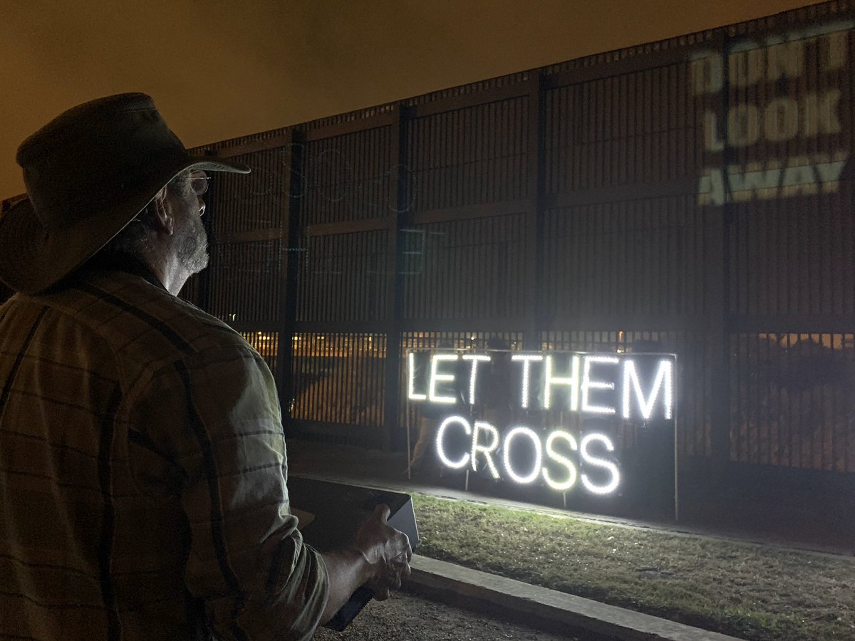 ReynaldoLeanos's tweet photo. . @TornilloWitness in front of the border wall in Brownsville, Texas https://t.co/BZBymXksIf
