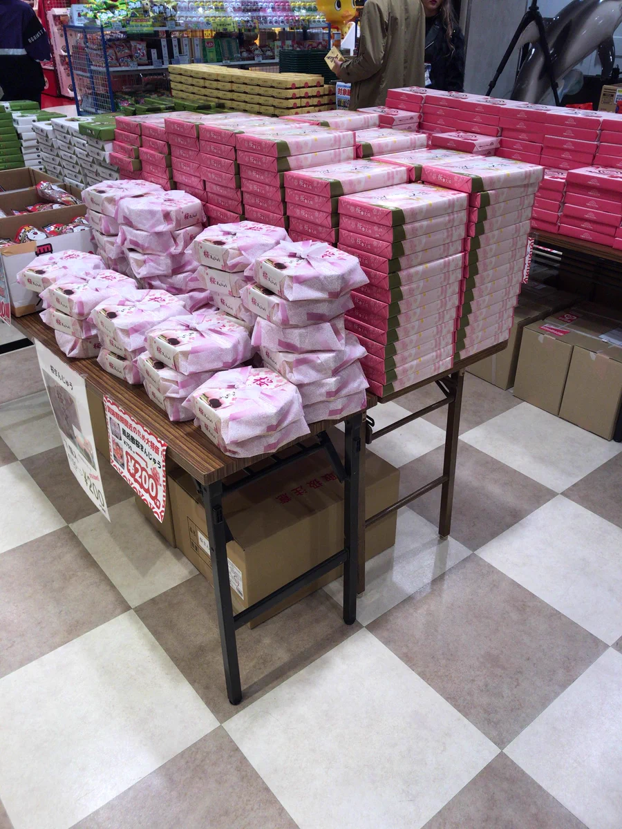 今だけ限定？通天閣のお土産売り場のお土産が激安で販売される！