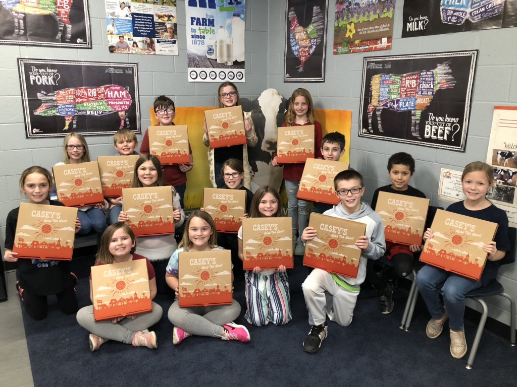 Laurie3rdgrade's tweet photo. A big thank you to the Buda Casey’s General Store manager, Tracy Braddy, for donating these pizza boxes to my students so we could make this fun fraction projects. #BVMath https://t.co/x9AwnDO22x